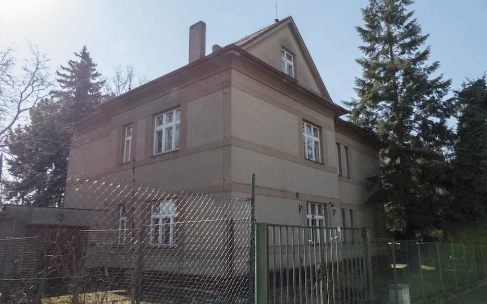 Dům čeká půlroční rekonstrukce.