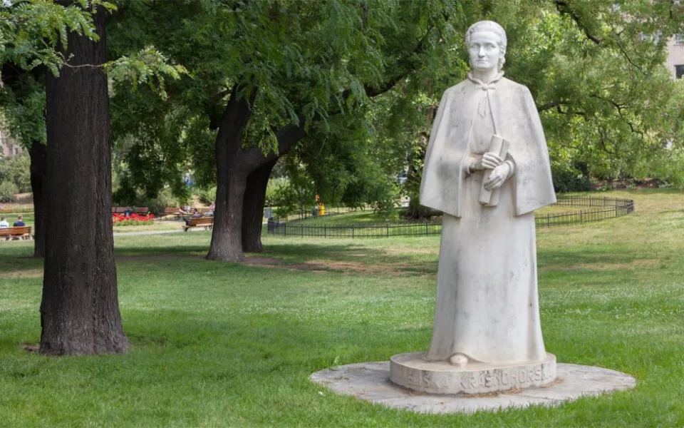 Muž předstíral soulož se sochou Elišky Krásnohorské a opakoval, že chce k bohu. Skončil v nemocnici