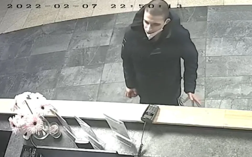 Muž si místo nejdřív přišel prohlédnout.