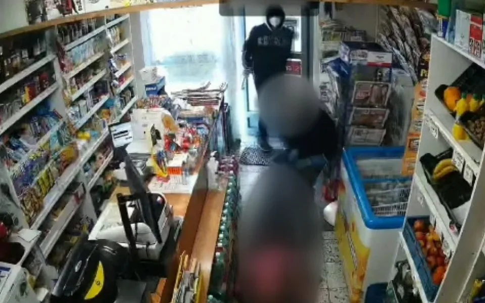 VIDEO: Dva muži přepadli s pistolí tři trafiky a sázkovku. Hrozí jim deset let ve vězení
