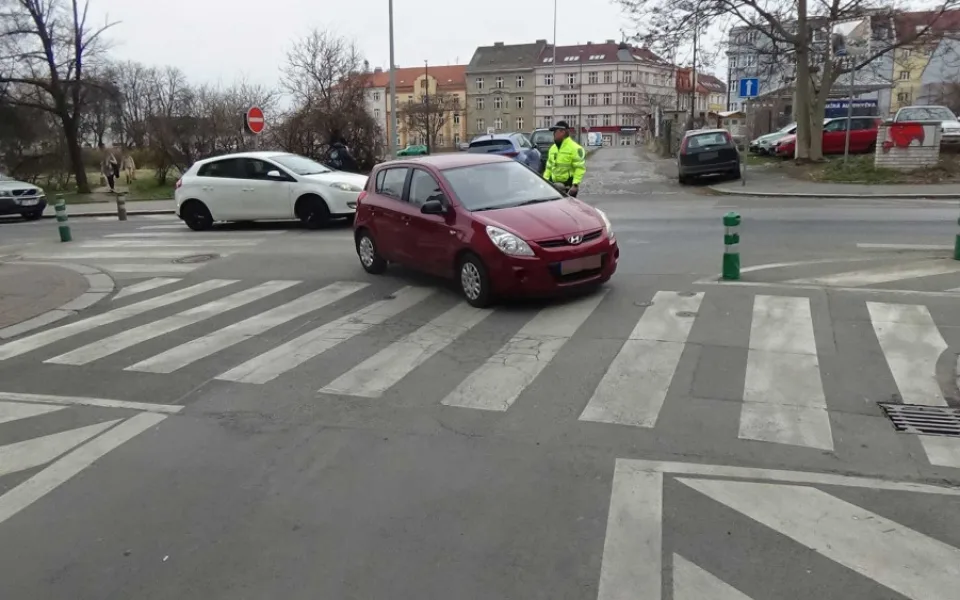 Žena najela do přechodu a zůstala stát.