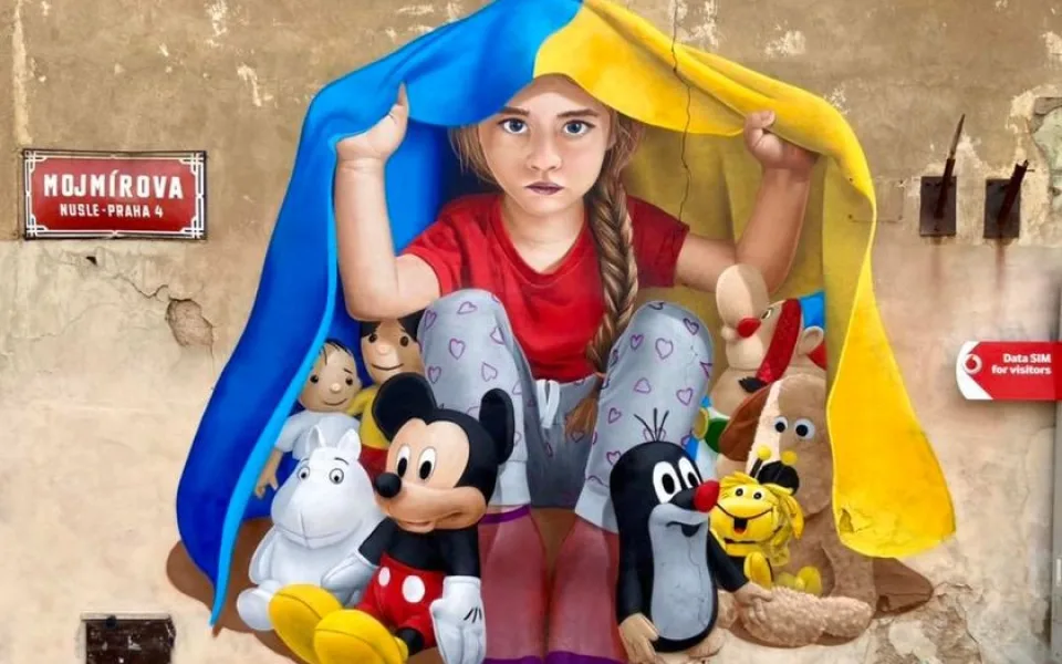 Nástěnná malba v Nuslích upozorňuje na dětské oběti války na Ukrajině