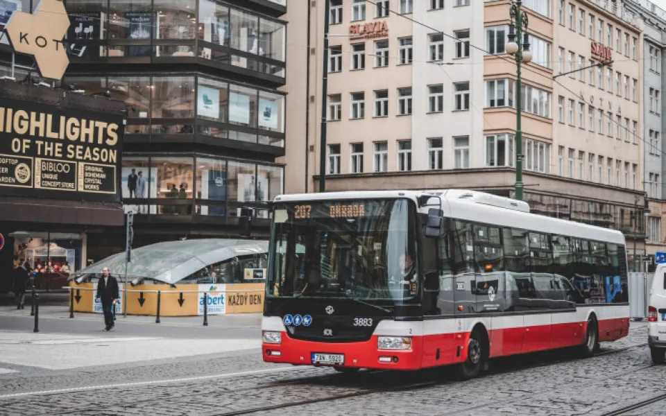 Pražské tramvaje a autobusy budou mít nového hlasatele. Občané o něm rozhodnou v anketě