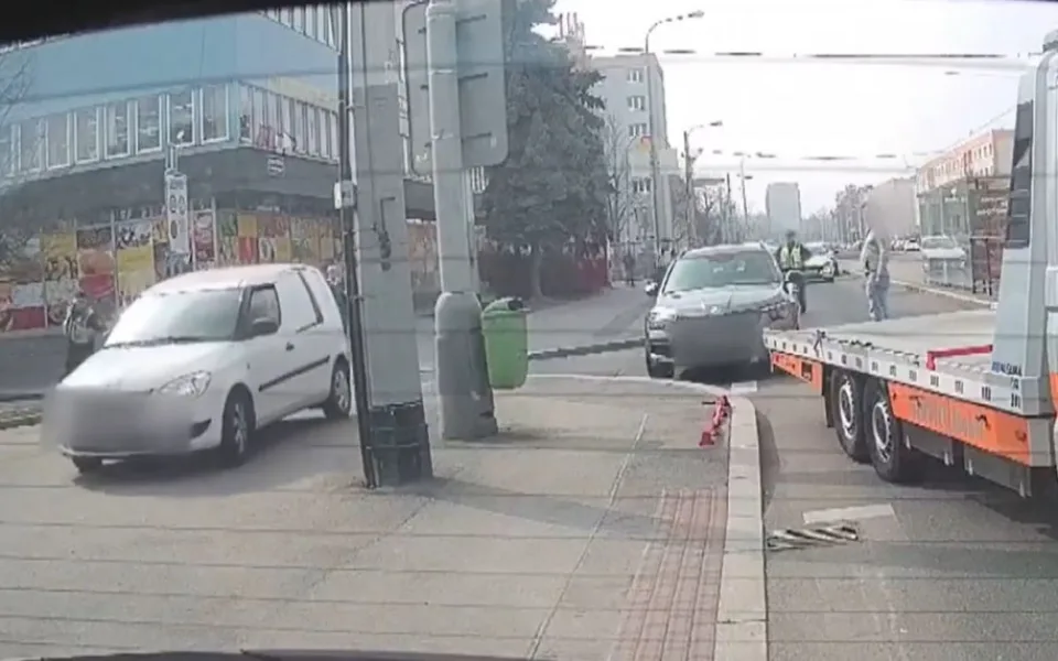 Muž se zamkl v autě, najel na strážníka, zranil ho a ujel po chodníku. Skončil v poutech
