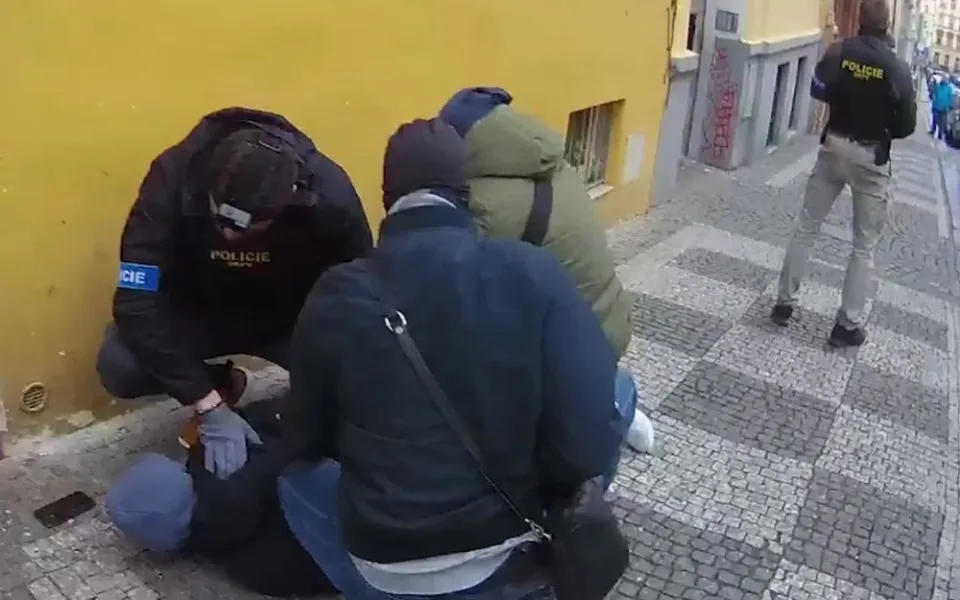 VIDEO: Policisté zadrželi dvojici, která kradla v Praze. Muž pak vyhrožoval zdravotníkům uříznutím hlav
