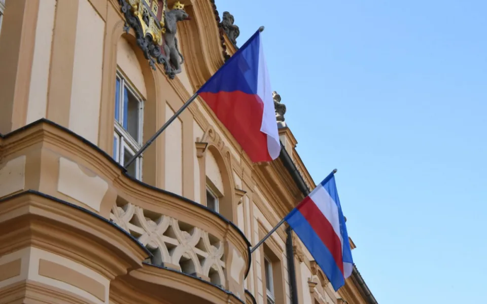 Na radnici Prahy 8 vlaje ruská vlajka, zlobí se lidé. Máme jen hodně podobnou, vysvětluje starosta