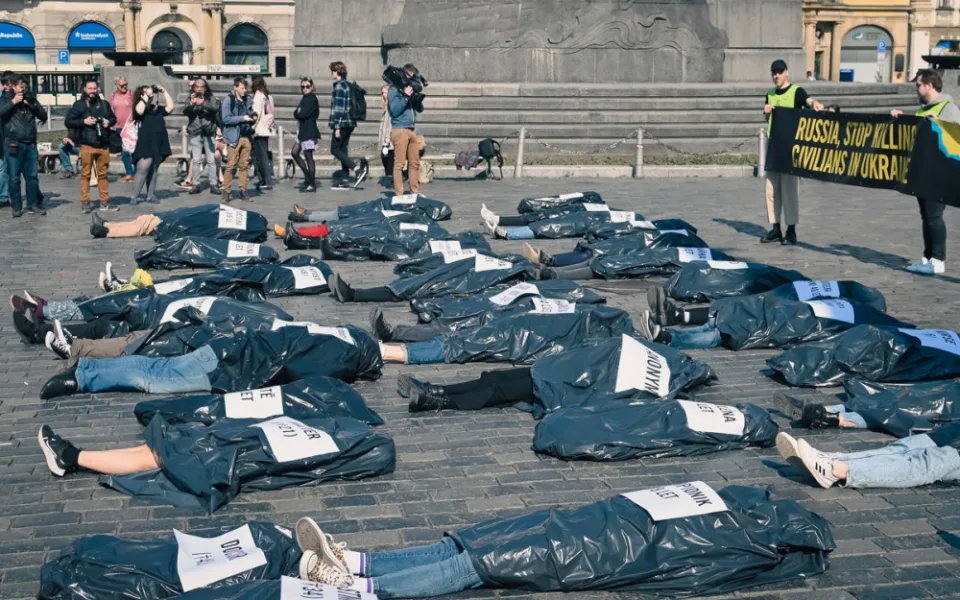 Staroměstské náměstí zaplnily desítky mrtvol. Symbolizují zabité civilisty na Ukrajině