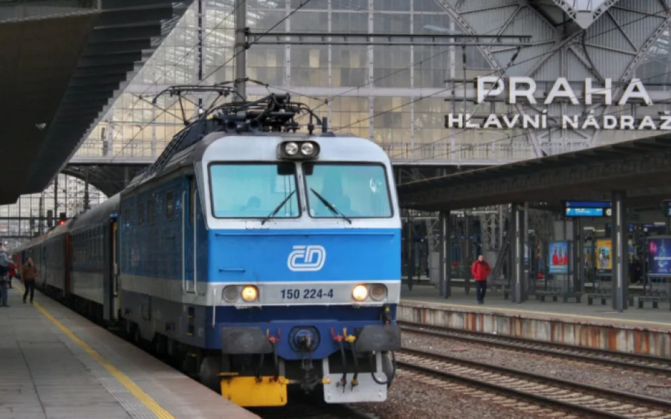 V Praze nejezdí vlaky. Je poškozené zabezpečovací zařízení