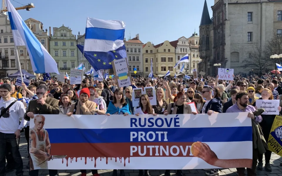 VIDEO: Tisíce Rusů demonstrují v centru Prahy proti Putinovi