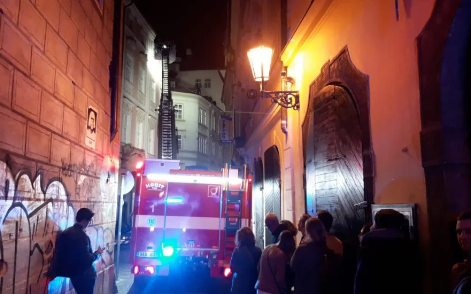 VIDEO: Hasiči museli kvůli požáru hotelu v centru Prahy evakuovat 220 lidí
