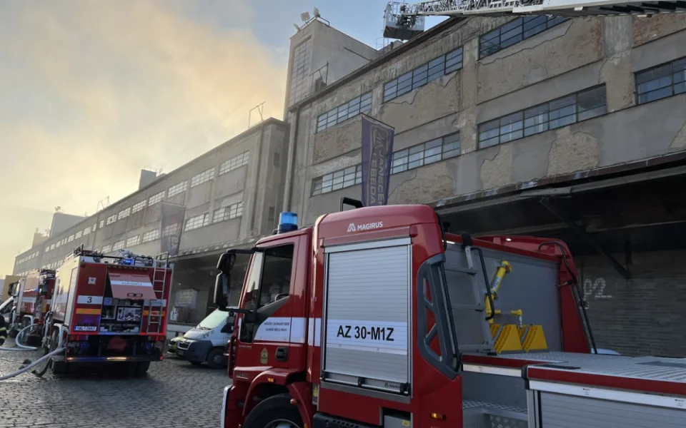 VIDEO: Hasiči dnes ráno likvidovali požár na nákladovém nádraží na Žižkově