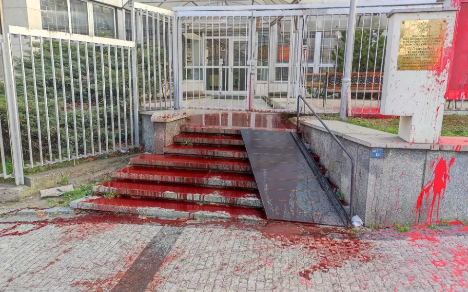 Zahájili jsme Krvavý měsíc, hlásí aktivisté, kteří polili ruské velvyslanectví umělou krví