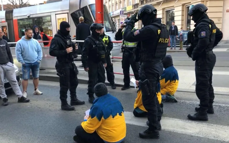 VIDEO: Aktivisté zablokovali dopravu na Vítězném náměstí, chtějí omezit teplotu v kancelářích a školách