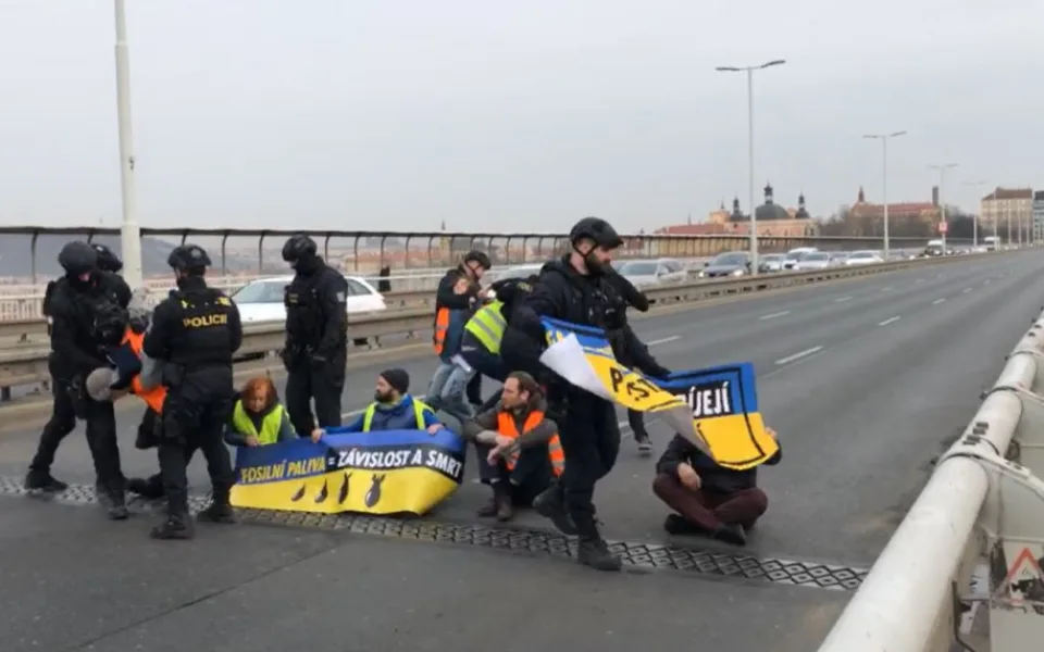 VIDEO: Aktivisté dnes blokovali dopravu na Nuseláku. Další blokádu chystají na zítřek