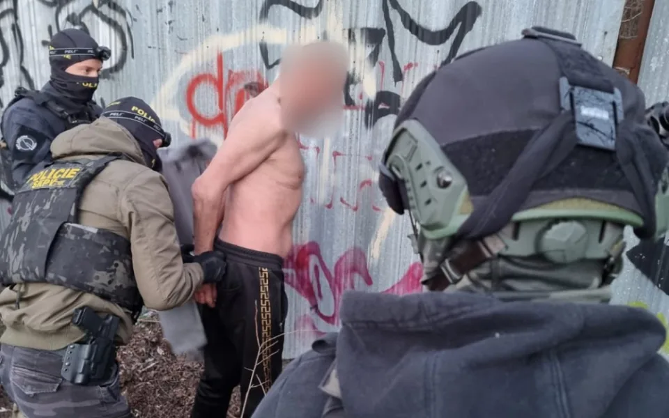 Muž se zbraní v ruce přepadl osmasedmdesátiletého seniora. Vyhrožoval mu, že ho zastřelí