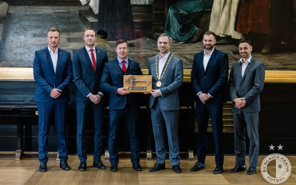 Fotbalisté Slavie převzali po derby Klíč od Prahy. Věnovali ho nemocnému Tvrdíkovi