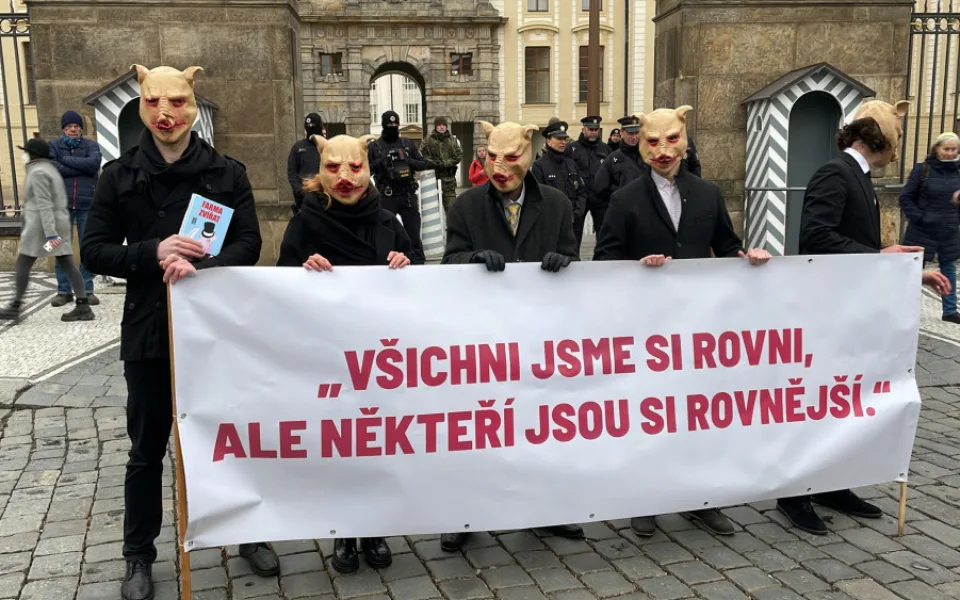 U Pražského hradu se sešlo pet set demonstrantů. Vyzvali prezidenta Zemana k abdikaci