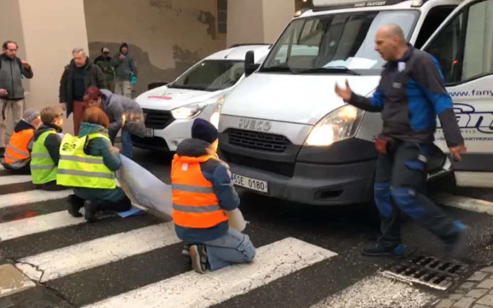 VIDEO: Aktivisté dnes opět blokují dopravu v Praze. Jde o čtvrtou blokádu v tomto týdnu