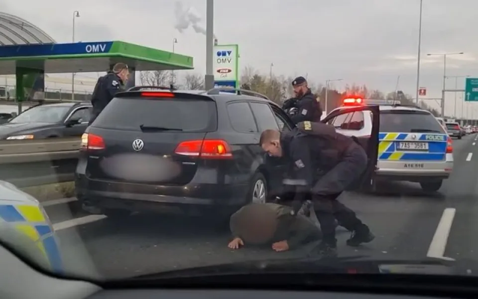 Policisté v Praze zastavili zloděje, kteří ukradli auto v Rakousku
