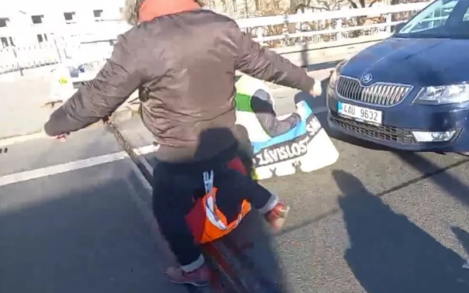 VIDEO: Aktivisté v Praze opět blokují dopravu. Jeden z řidičů kopal do aktivisty na zemi
