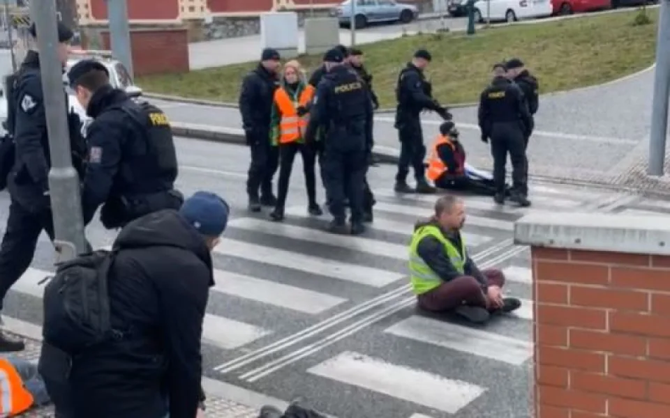 Pěsti, kopance a tahání za vlasy. Dnešní blokáda aktivistů se změnila v lynč