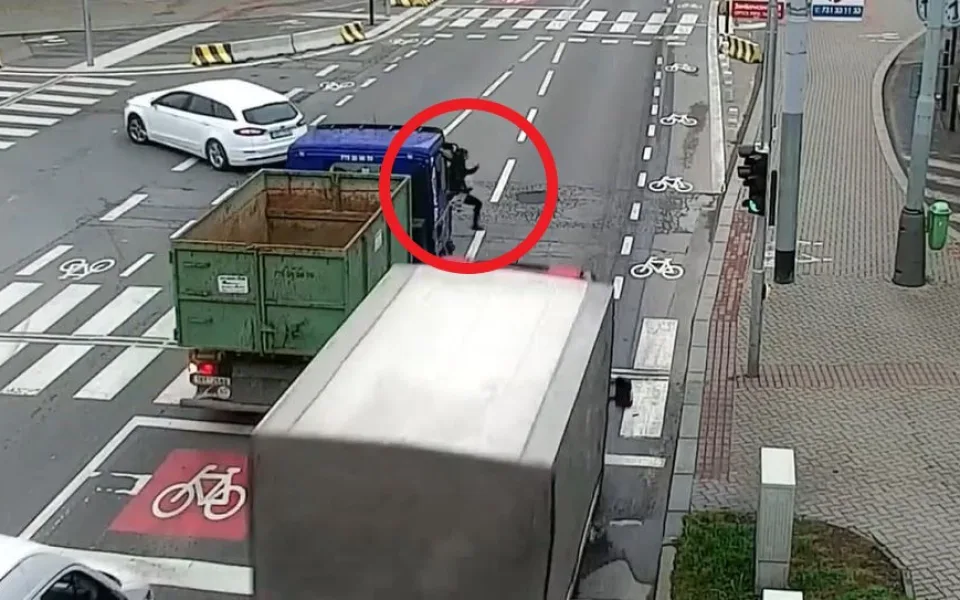Policie zveřejnila šokující záběry chodkyně, kterou srazilo auto na přechodu