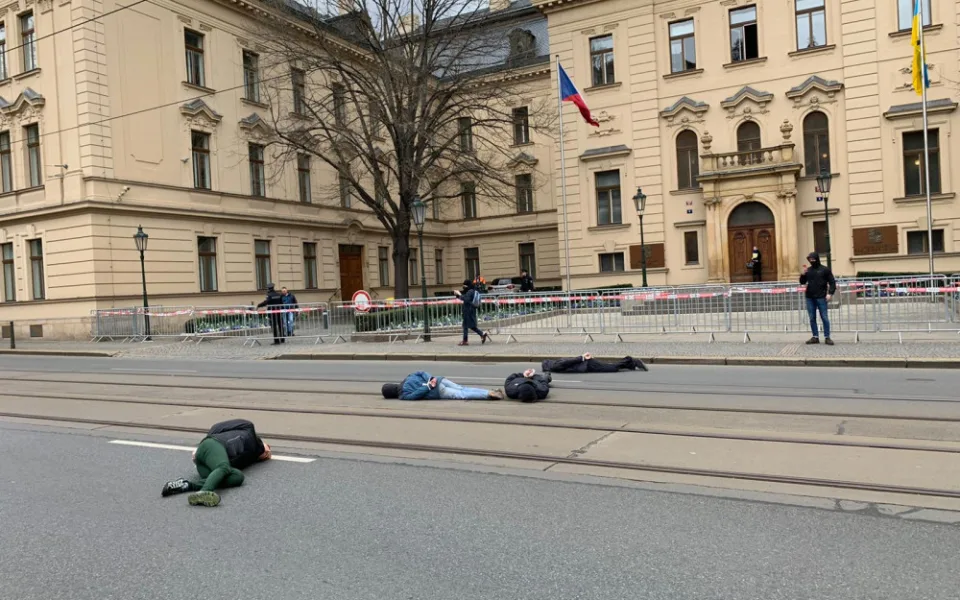 VIDEO: Aktivisté protestují před Úřadem vlády.