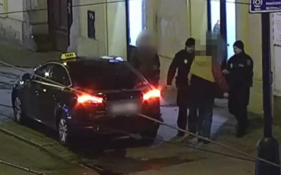 Agresor s nožem nechtěl zaplatit za taxík. Skončil v rukou policie