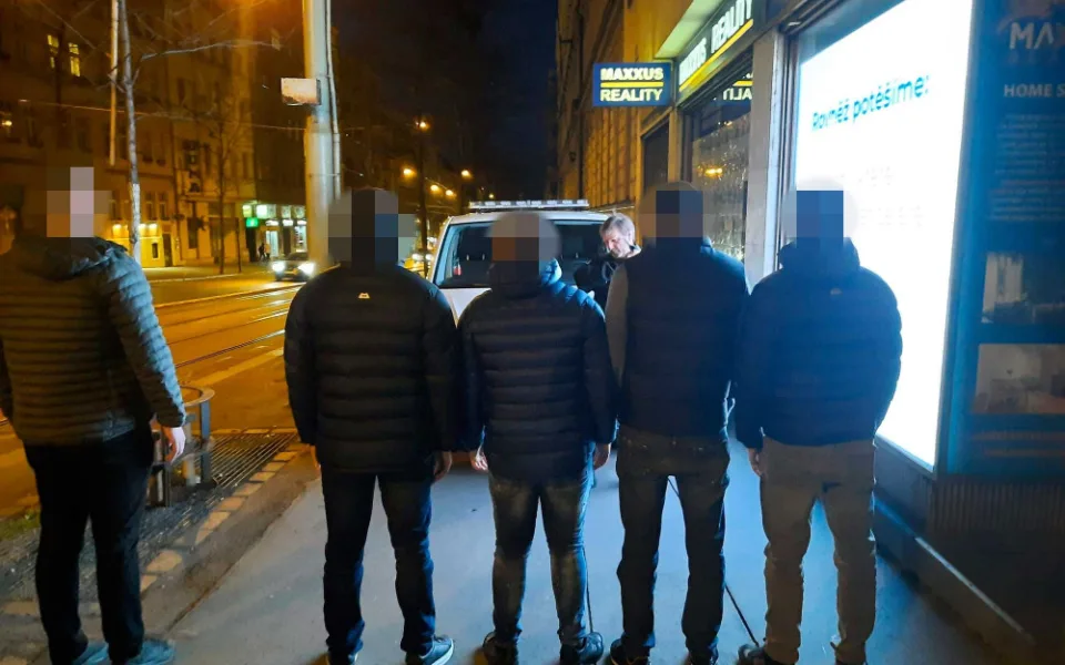 Opilí turisté v Praze skákali po zaparkovaných autech. Skončili v rukou policie