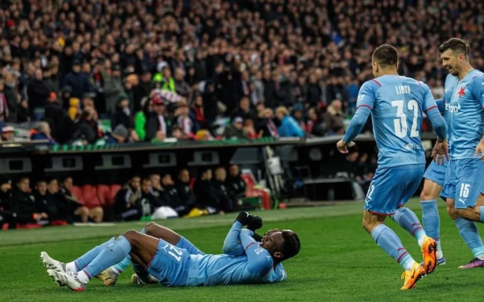 Další bláznivý zápas v Evropě. Slavia veze z hřiště Feyenoordu remízu 3:3