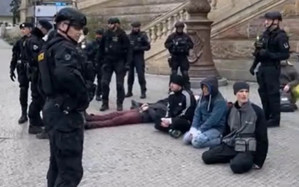 VIDEO: Aktivisté zastavili provoz na magistrále. Blokovali provoz u muzea