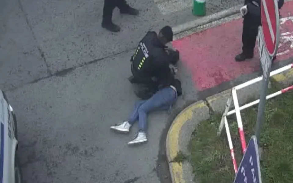 Namol opilá žena se povalovala v silnici v centru Prahy. Skončila na záchytce