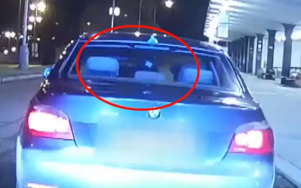 Muži měli při jízdě autem otevřená piva. Když je zastavili policisté, začali si měnit místa