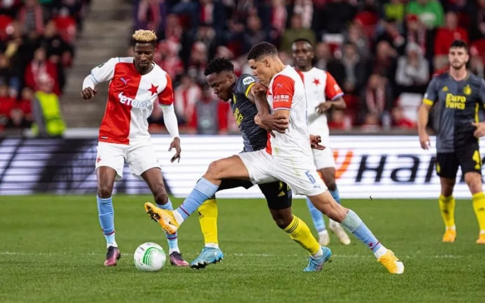Slavia ztratila slibně rozehraný duel a v Evropě končí. Brankář Mandous si dal kuriózní gól