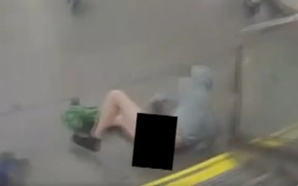 V metru pobíhal nahý muž. Na strážníky křičel, že není gay a má tatínka na kriminálce
