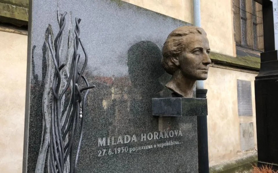 16500356956698-241-horakova