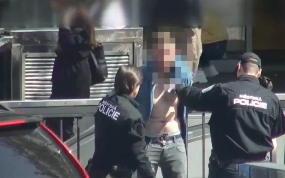 Výtržníka zadržela policie.