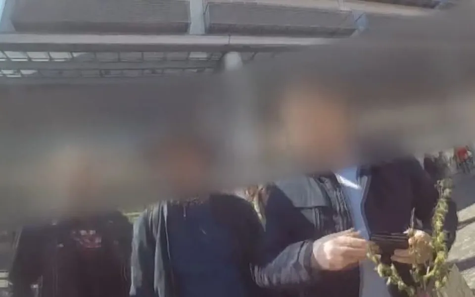 Muž hrál na ulici na kytaru. Když ho vyháněli strážníci, zloděj mu vybral kasičku