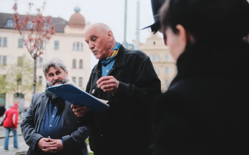 David Vávra v Praze slavnostně zprovoznil nový Poesiomat. Ten lidé rozezní zatočením klikou