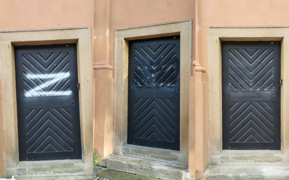 Vandal nasprejoval na kostel v Praze písmeno Z. Idi na chuj, vzkázal kněz, Z vyčistil a podal trestní oznámení