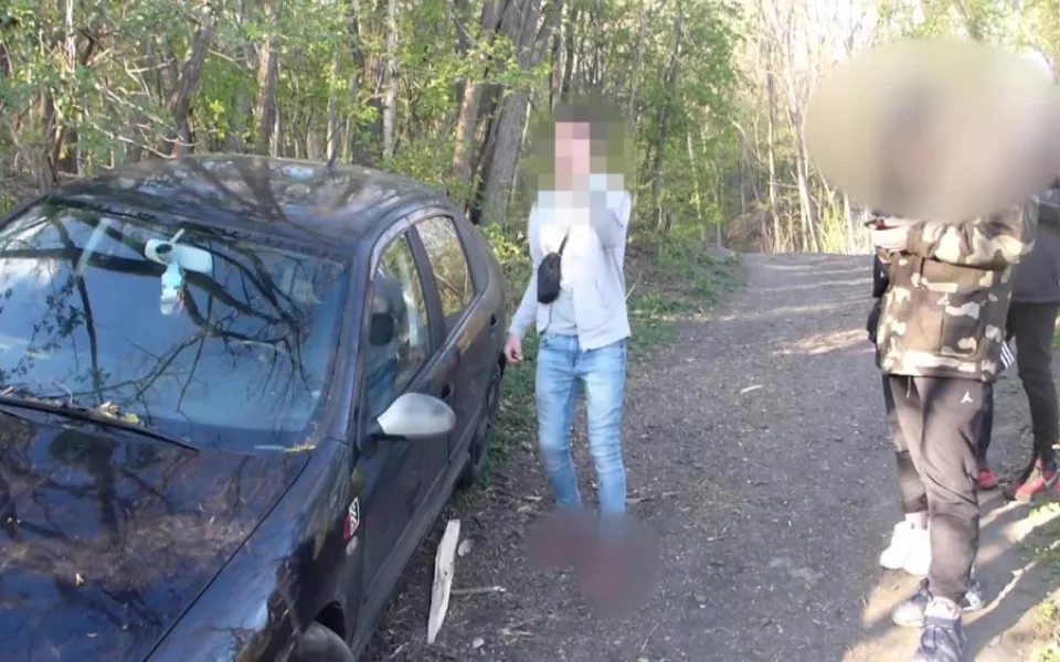 VIDEO: Řidič měl za volantem přes dvě promile. Boural do plotu, napadl muže a urážel policisty