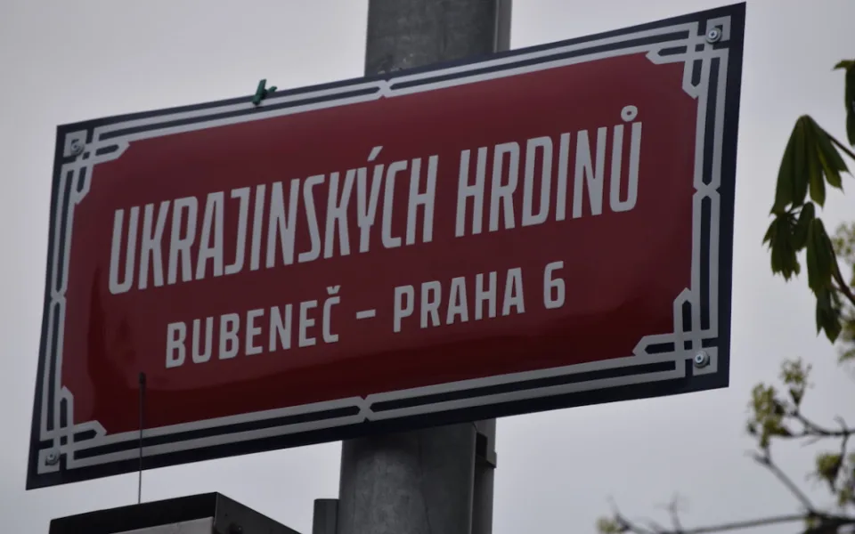 Nová místopisná cedule u ruské ambasády.