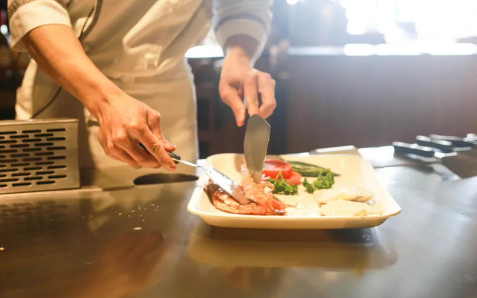 Pavučiny a hromady hadrů v restauracích. Pražská hygiena udělila za čtvrt roku pokuty za 400 tisíc korun