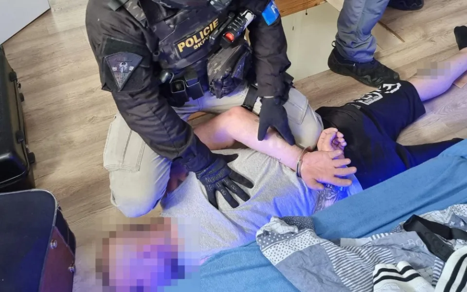 Recidivista s pistolí v ruce přepadl muže před vchodem do jeho bytu. Je v rukou policie