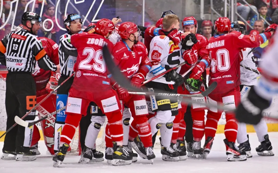 Třinec porazil Spartu a ve čtvrtek může v O2 areně slavit titul