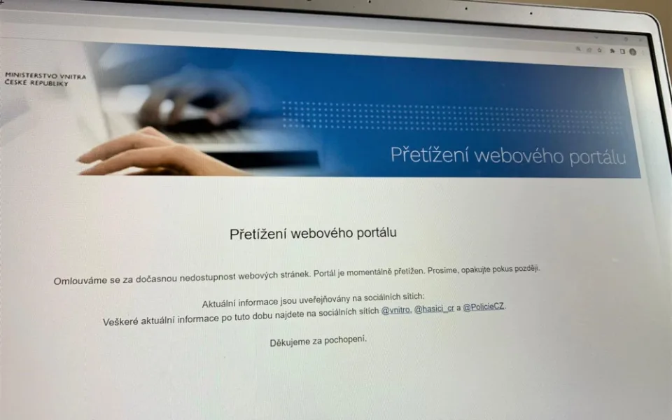 Weby ministerstva a policie jsou pod útokem. Hackeři hrozí i útokem na weby médií