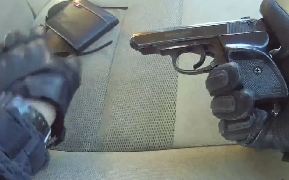 VIDEO: Řidič byl při kontrole nervózní. Policisté u něj našli pervitin, pistoli i poloautomatické pušky