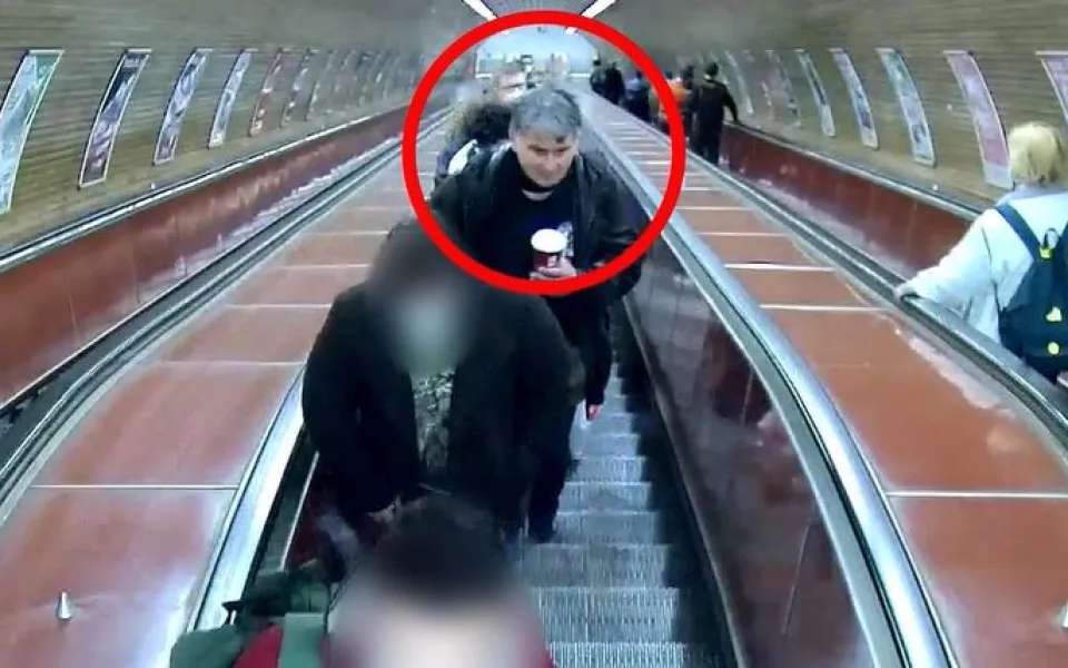 VIDEO: Muž, kterého policisté hledali kvůli znásilnění několika malých dětí v Praze, se přihlásil policii