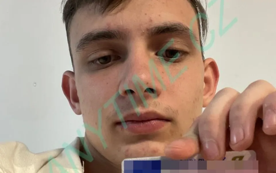 Mladík ukradl druhému batoh. Pak poslal selfie s ukradeným řidičákem do půjčovny aut