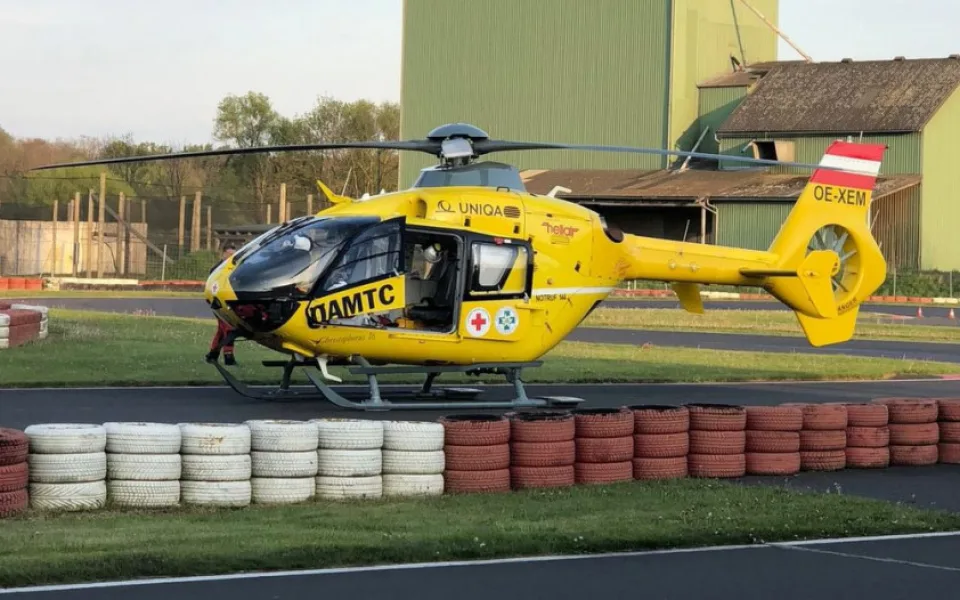 Pražští policisté pomohli zachránit život řidiče na závodech motokár v Rakousku